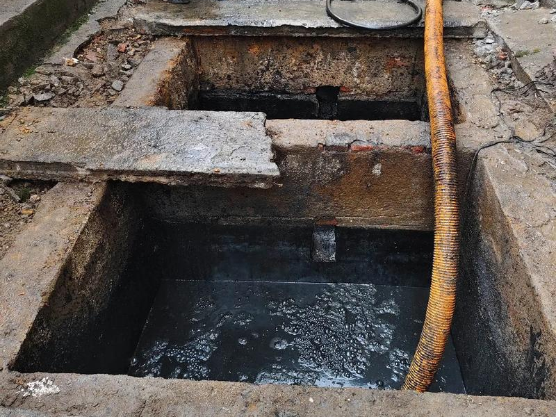 模范马路清理化粪池